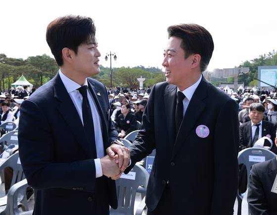 개혁신당 이준석 대통령 후보와 국민의힘 김용태 비상대책위원장이 18일 광주광역시 북구 국립 5·18민주묘지에서 열린 5·18민주화운동 45주년 기념식에서 인사하고 있다. 연합뉴스