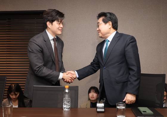 김용태 위원장과 전병헌 대표가 악수하고 있다. 연합뉴스