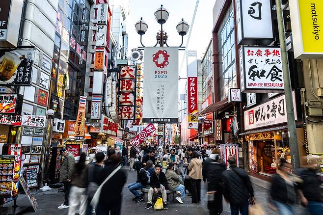 지난해 11월 22일 일본 오사카 도톤보리 지역의 한 거리. AFP=연합뉴스