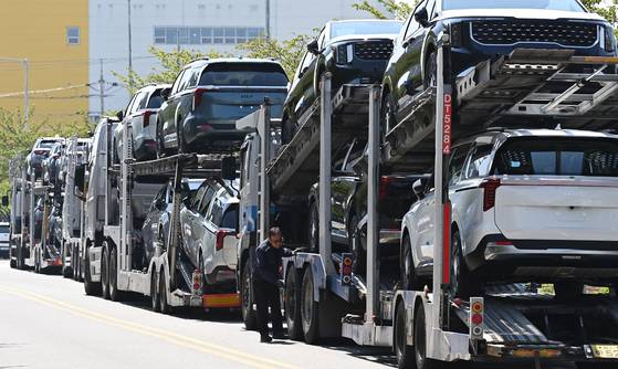 경기 평택항 자동차 전용부두 앞에 수출용 차량을 실은 카캐리어가 대기하고 있다. 뉴시스