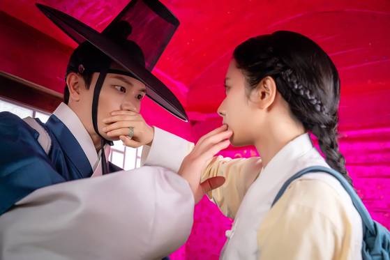 SBS 드라마 '귀궁'의 주인공 윤갑(왼쪽, 육성재)과 여리(김지연). 둘은 모두 아이돌 출신 배우로, 육성재는 비투비, 김지연은 우주소녀에서 활동했다. 사진 넷플릭스