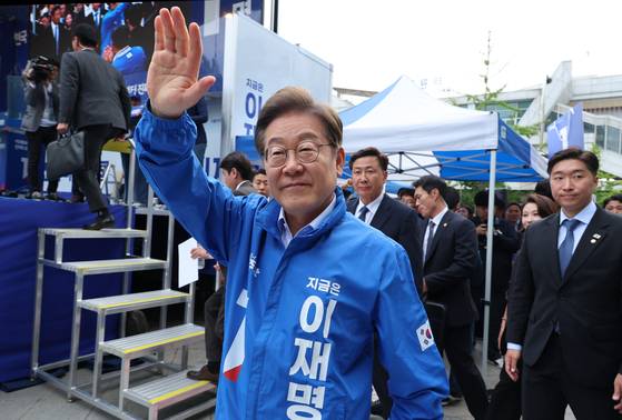 더불어민주당 이재명 대선 후보가 20일 경기 파주시 금릉역 중앙광장에서 열린 유세에서 시민들에게 인사하고 있다. 연합뉴스