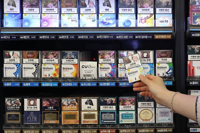 서울 시내 편의점의 담배 판매대 모습. 연합뉴스