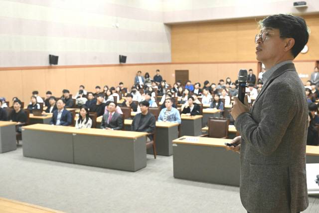 ▲ 김완섭 환경부 장관이 19일  강원대 춘천캠퍼스 60주년기념관 국제회의실에서 ‘기후위기 시대, 민생과 미래세대를 위한 주요 환경정책’을 주제로 강연을 하고 있다.  김정호 기자