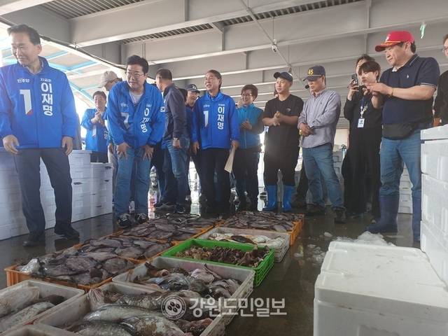 ▲ 박찬대 더불어민주당 상임총괄선거대책위원장은 20일 아침 동해시 묵호항을 방문해 어업인들의 애로사항을 청취하고 어업현장을 둘러봤다.