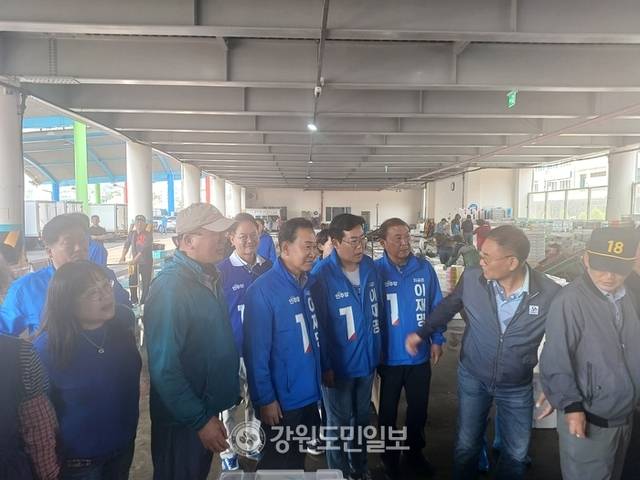 ▲ 박찬대 더불어민주당 상임총괄선거대책위원장은 20일 아침 동해시 묵호항을 방문해 어업인들의 애로사항을 청취하고 어업현장을 둘러봤다.