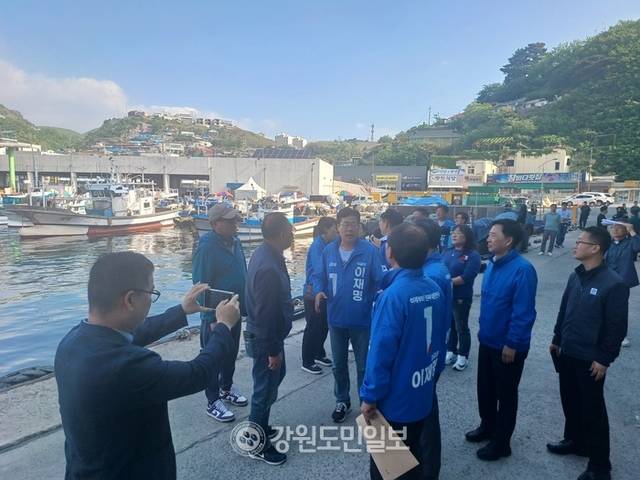 ▲ 박찬대 더불어민주당 상임총괄선거대책위원장은 20일 아침 동해시 묵호항을 방문해 어업인들의 애로사항을 청취하고 어업현장을 둘러봤다.