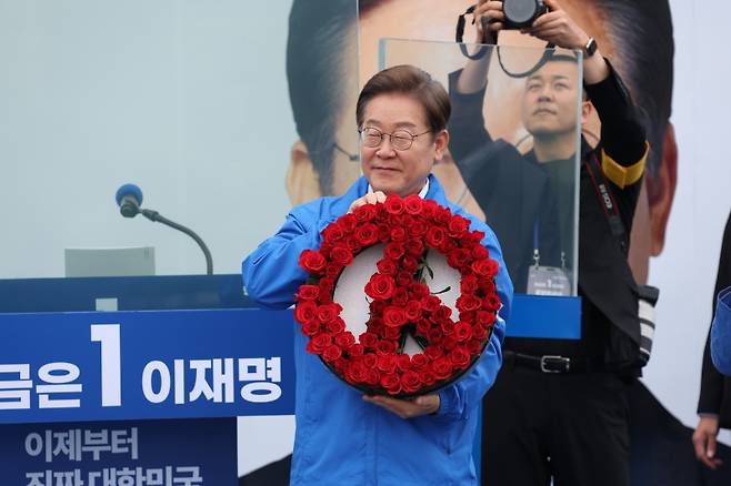 ▲ 더불어민주당 이재명 대선 후보가 20일 경기 고양시 일산문화광장에서 열린 집중유세에서 장미로 만든 기표 도장 모형을 들고 있다. [연합뉴스]