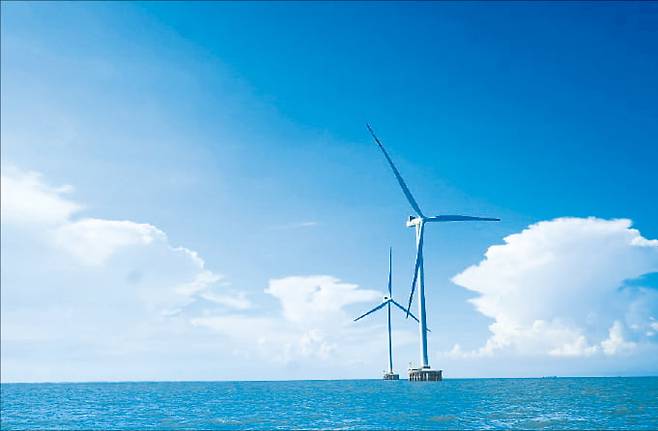 지난 13일 베트남 띠엔장성 앞바다에서 가동 중인 SK이노베이션 E&S의 해상풍력발전기.  SK이노 E&S 제공