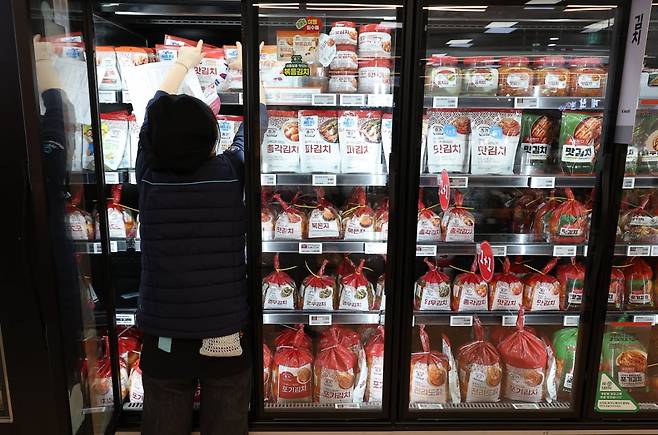 국내산 배추 가격이 오르면서 김치 가격도 덩달아 인상됐다. 지난달 통계청 소비자물가동향에 따르면 배추는 작년 동월보다 15.6%, 김치는 20.7% 상승한 가운데 1분기 김치 수입액도 역대 최대를 기록했다. /사진=연합뉴스