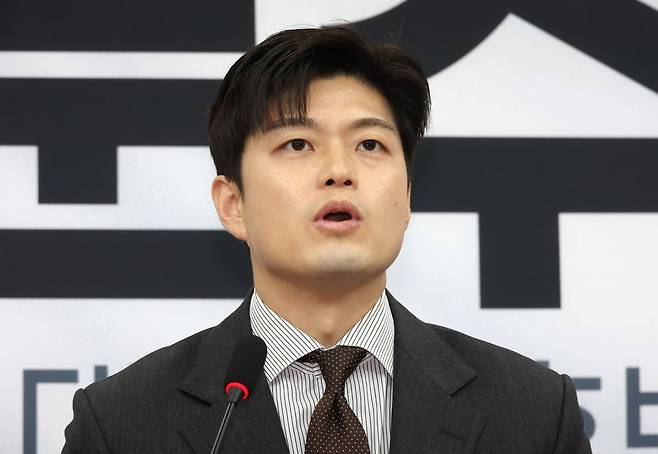 국민의힘 김용태 비상대책위원장이 20일 서울 여의도 국회에서 김문수 후보 배우자 설난영, 더불어민주당 이재명 후보 배우자 김혜경 여사 등 대통령 후보 배우자 TV 토론을 제안하고 있다. / 사진=연합뉴스