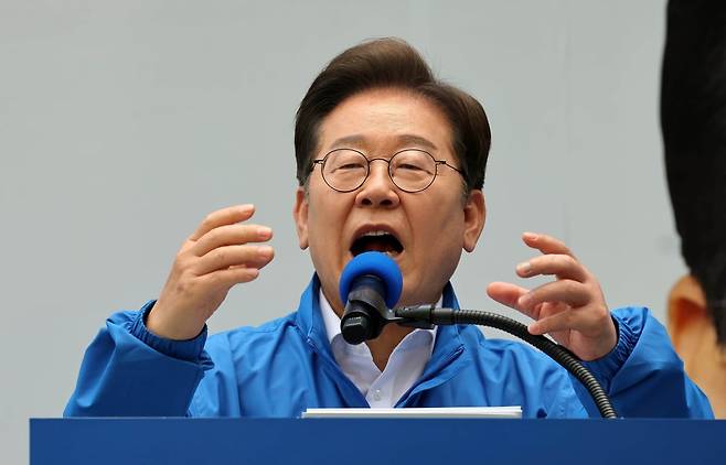 이재명 더불어민주당 대선 후보가 19일 서울 용산역 광장에서 열린 집중유세에서 발언하고 있다. / 사진=강은구 기자