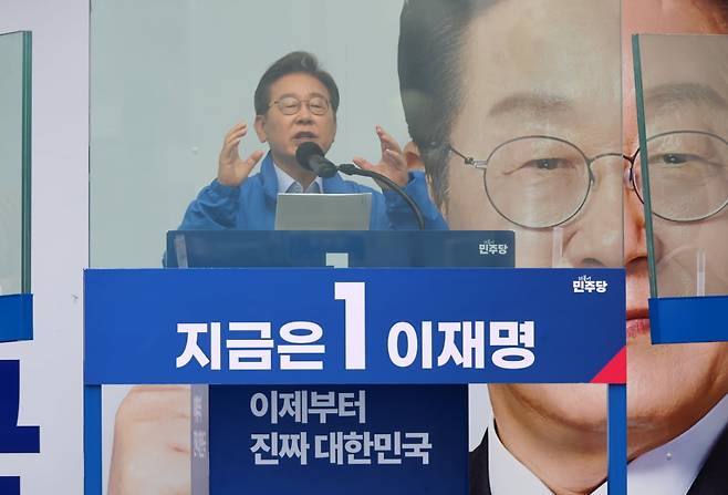 이재명 더불어민주당 대선 후보가 21일 경기도 의정부시 의정부동 태조이성계상 앞에서 선거유세를 하고 있다. 연합뉴스