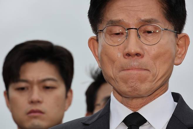 국민의힘 김문수 대선 후보가 광주 북구 국립 5·18 민주묘지를 찾아 박관현 열사 묘역에서 참배하던 중 눈물을 흘리고 있다. 사진=연합뉴스