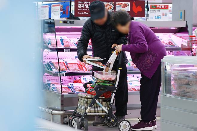 지난달 6일 서울의 한 대형마트에서 장을 보는 시민들. 연합뉴스