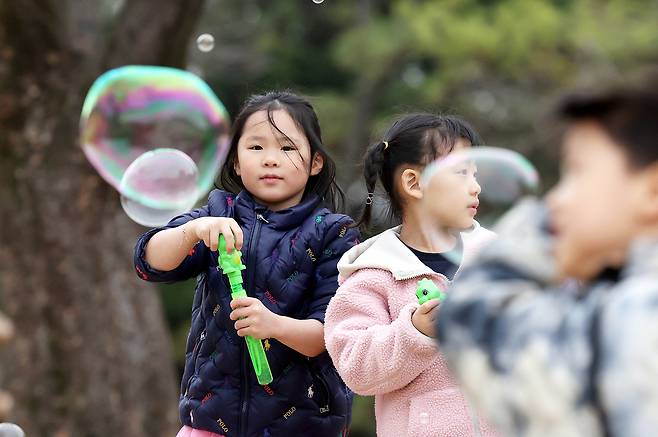 지난 3월13일 광주 북구 전남대학교 캠퍼스에서 한 어린이집 아이들이 비눗방울 놀이를 하며 봄기운을 만끽하고 있다. 연합뉴스