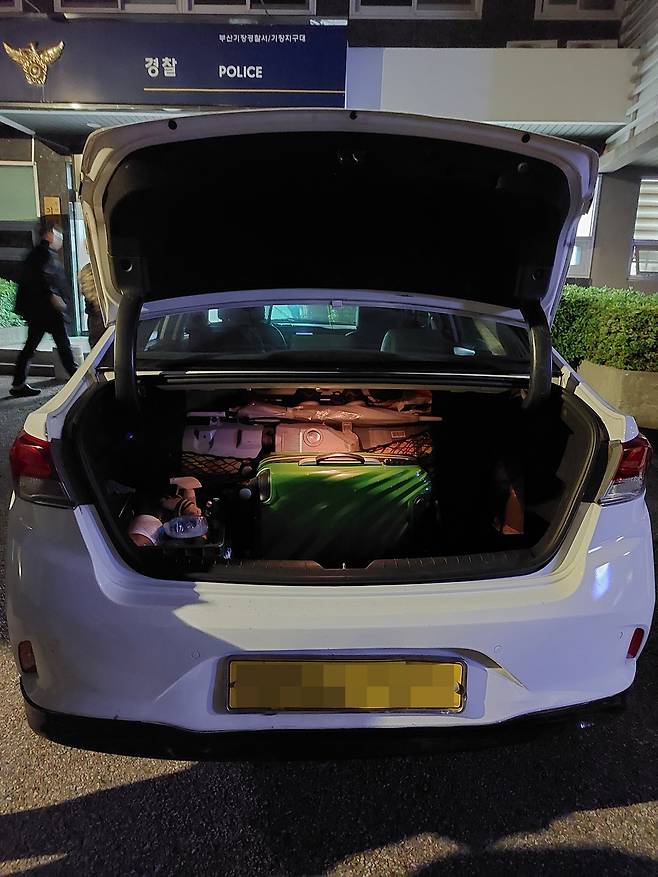 지난 15일 부산 기장군에서 70대부부가 전 재산이 든 여행가방을 택시에 두고 내렸다가 경찰의 도움으로 4시간 만에 찾았다. 기장경찰서 제공