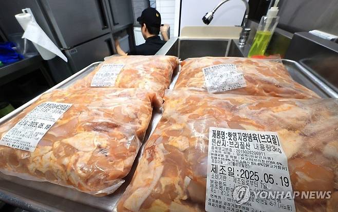 20일 서울 시내 치킨 판매점인 ‘짱닭치킨’에서 점주가 냉장고를 열어 순살 계육의 재고를 점검하고 있다. 연합뉴스