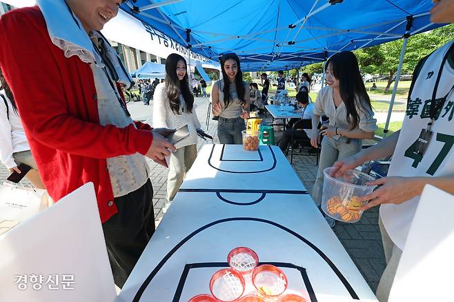 봄 대동제가 열리고 있는 서울 동대문구 한국외국어대학교에서 20일 학생들이 축제를 즐기고 있다. 정효진 기자