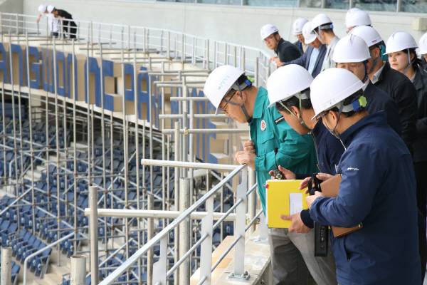 창원시는 NC파크 재개장을 위한 준비를 마쳤다고 발표했다. 시는 NC의 창원 복귀를 요청하지만 구단이 언제쯤 창원에 되돌아갈지는 현재로선 미지수다. 사진은 창원시 공무원이 NC파크를 확인하는 모습. 창원시청 제공