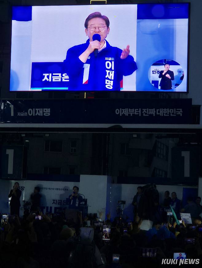 이재명 더불어민주당 대통령 후보 전남선거대책위원회가 19일 22개 시·군별 대표 공약을 제시하며 표심 공략에 나섰다. 지난 15일 저녁 목포 평화광장을 찾은 이재명 후보가 지지를 호소하고 있다. /신영삼 기자