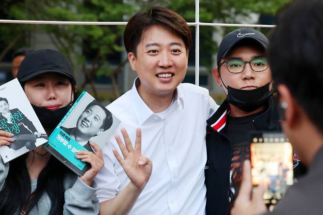 이준석 개혁신당 대선 후보가 19일 오후 광주 북구 전남대학교 후문 앞에서 열린 유세에서 지지자들과 기념 사진을 찍고 있다. 연합뉴스