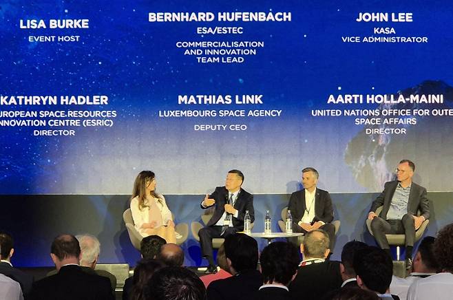 존 리 우주항공임무본부장(왼쪽에서 두 번째)은 룩셈부르크를 방문해 양국의 협력 방안에 대해 논의 하고 있다. 우주항공청 제공