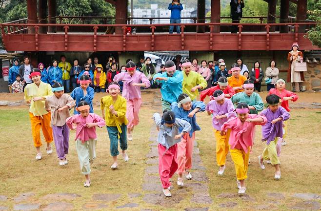 밀양향교에서 열린 선비풍류 공연(아리랑동동)