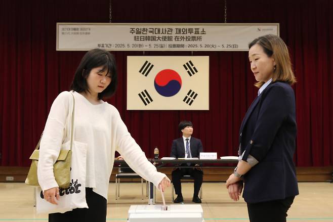 제21대 대통령 선거 재외투표 첫날인 20일 일본 도쿄 미나토구 주일한국대사관에 마련된 재외투표소에서 유권자가 투표함에 투표용지를 넣고 있다. 연합뉴스