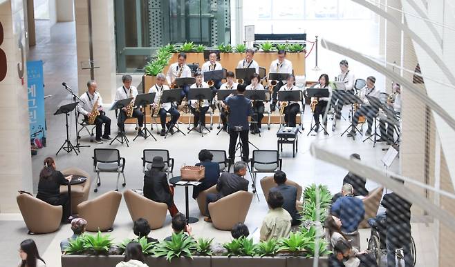 세종충남대병원은 20일 낮 12시부터 1시간 동안 본관 1층 로비에서 환우와 직원들을 위한 세종 윈드 오케스트라 예그린 초청 공연을 진행했다. 세종충남대병원