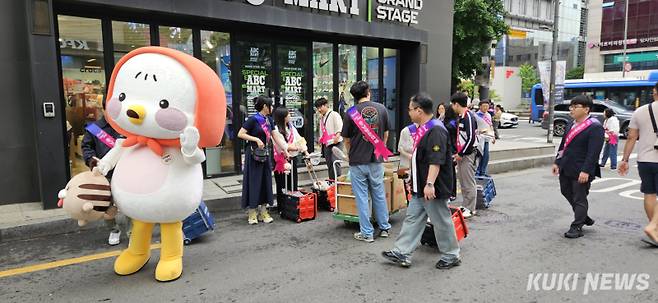 충남 방문의 해 서울도심 게릴라 거리 홍보 모습.