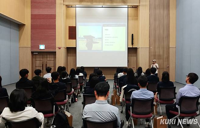 충남교육청은 20일 공주 아트센터 고마에서 평화감수성을 높이고 평화통일을 준비하는 민주시민 역량 강화를 위한 ‘평화통일 이야기 한마당’을 개최했다.