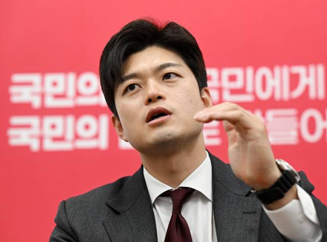 김용태 국민의힘 비상대책위원장이 19일 서울 여의도 국회에서 국민일보와 인터뷰를 하고 있다. 김 위원장은 “현장서 만난 시민, 특히 중도층은 윤석열 전 대통령도, 이재명 더불어민주당 대선 후보도 모두 싫다고 말씀하신다”며 동반 퇴진을 주장했다. 이한형 기자