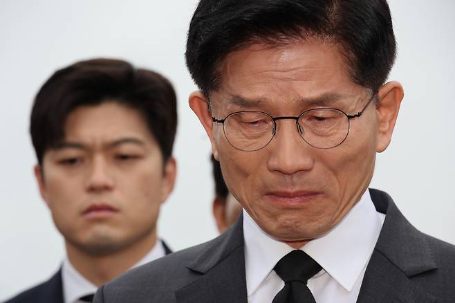 국민의힘 김문수 대선 후보와 김용태 비상대책위원장이 17일 광주 북구 국립 5·18 민주묘지를 찾아 박관현 열사 묘역에서 참배하고 있다. 연합뉴스