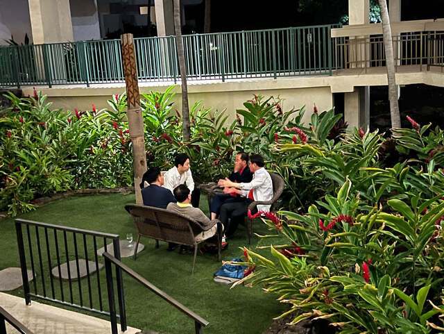 하와이에 체류 중인 홍준표 전 대구시장이 19일 김문수 국민의힘 대선 후보 선대위 합류를 설득하러 온 유상범·김대식 의원 등과 대화하고 있다. 김 의원은 홍 전 시장이 “윤석열 전 대통령이 탈당했으니 김문수 후보를 지지한다. 보수 대통합이 필요하다”는 뜻을 밝혔다고 전했다. 국민의힘 제공