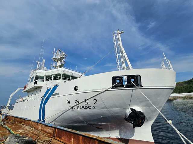 한국해양과과학기술원(KIOST) 소속 새 연구선 이어도2호가 18일 경남 거제시 사등면 아시아조선소에 정박해 있다. 국민일보는 국내 언론 중 처음으로 이어도2호에 올라 내부를 둘러봤다.