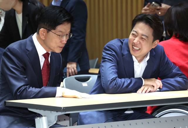 김문수(왼쪽) 국민의힘, 이준석 개혁신당 대선 후보가 19일 오세훈 서울시장 주재로 서울 중구 서울시청에서 열린 ‘약자와 동행하는 서울 토론회’를 준비하고 있다. 김 후보는 단일화 러브콜을 보냈지만, 이 후보는 “논의 자체에 관심이 없다”고 선을 그었다. 최현규 기자