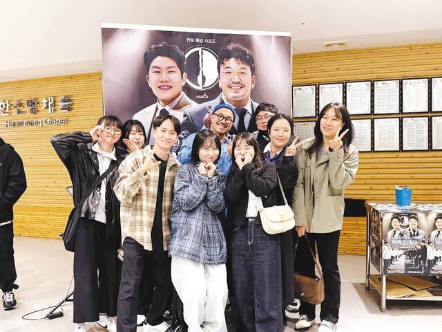 한소망청년교회 영화 소모임 청년들이 최근 경기도 파주 교회에서 공연 관람 후 기념촬영을 하고 있다. 교회 제공
