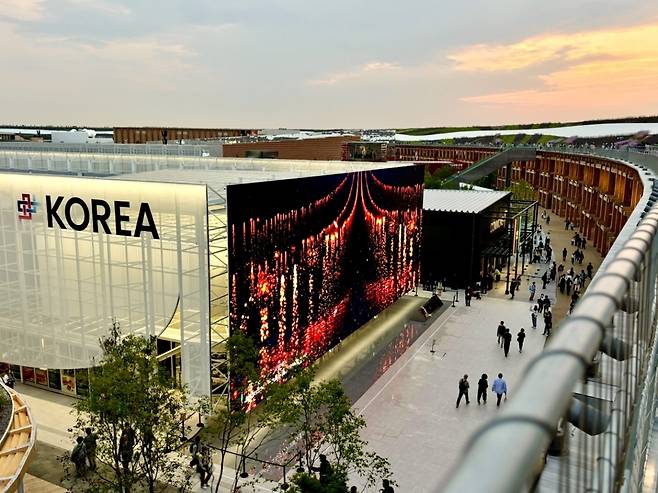 일본 오사카 엑소포 한국관 대형 미디어월에 상영되는 한국관광 홍보영상 '안동 줄불놀이'. 한국관광공사 제공