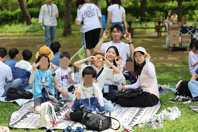 우리들의크리스천커뮤니티 소속 봉사단체 우크브릿지의 청년들이 지난 17일 과천 어린이대공원에서 보육원 '신명아이마루' 아이들과 함께 간 나들이에서 촬영한 사진. 우리들의크리스천커뮤니티 제공