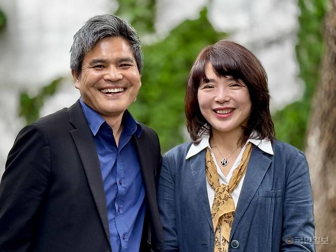 전신근(왼쪽) 청파동네교회 목사와 제행신(오른쪽) 작가 부부가 지난 15일 서울 용산구 청파동네교회 마당에서 사진촬영을 하고 있다.