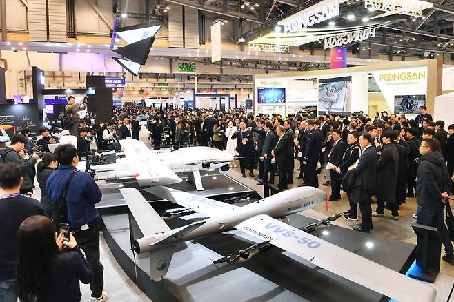 3월5일 열린 '드론쇼 코리아 2025' 개회식에서 많은 관람객이 전시된 드론을 살펴보고 있다. 부산시 제공