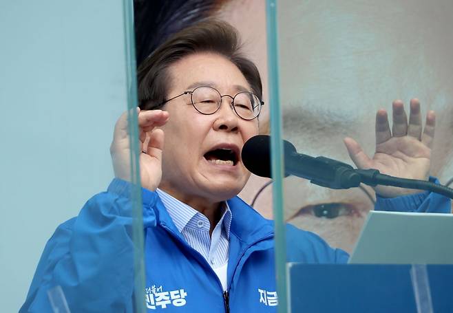 이재명 더불어민주당 대선 후보가 20일 경기 의정부 로데오거리에서 열린 유세에서 시민들에게 지지를 호소하고 있다. 연합뉴스
