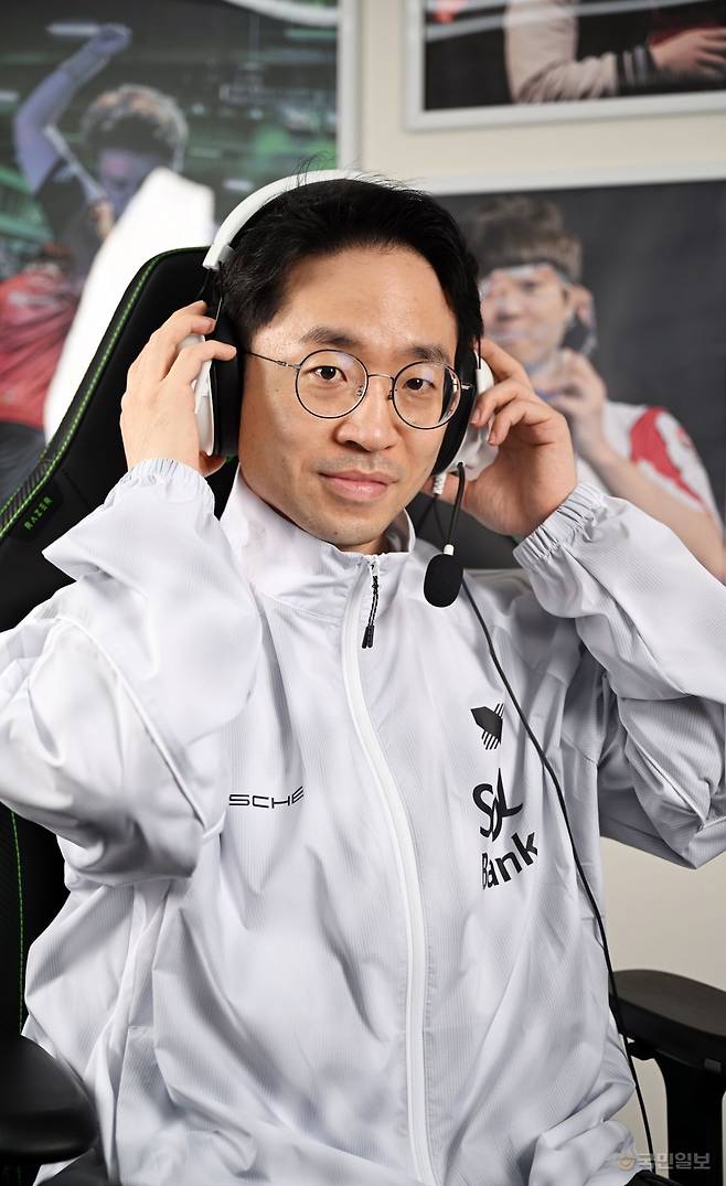 프로게이머 배재민(닉네임 무릎)이 19일 서울 마포구 DRX 사무실에서 국민일보와 인터뷰 전 포즈를 취하고 있다. 이한형 기자