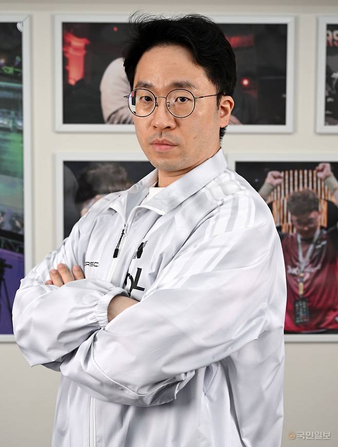 프로게이머 배재민(닉네임 무릎)이 19일 서울 마포구 DRX 사무실에서 국민일보와 인터뷰 전 포즈를 취하고 있다. 이한형 기자