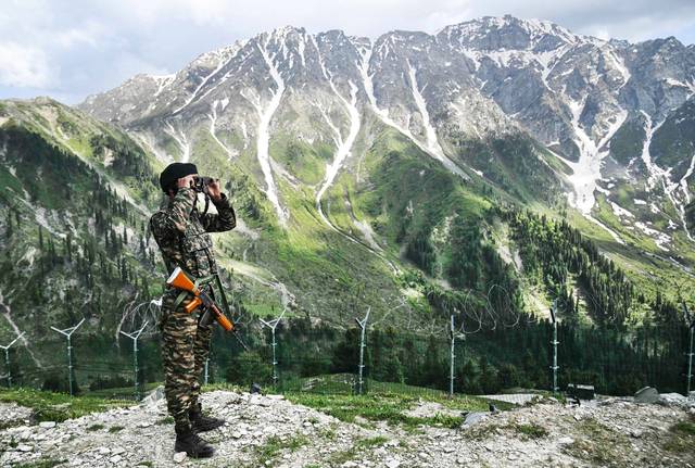 인도 군인이 19일(현지시간) 카슈미르 지역의 인도령과 파키스탄령을 분할하는 실질통제선 철책 앞에서 경계 근무를 서고 있다. AFP연합뉴스