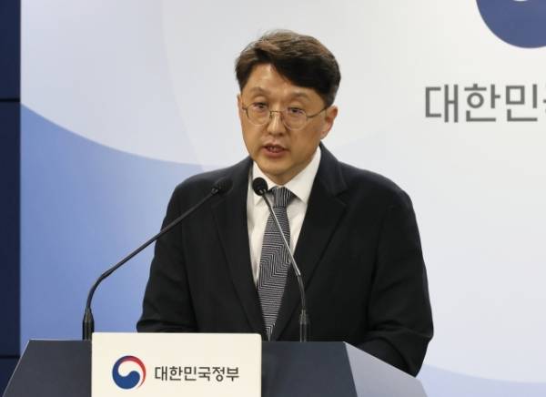 최우혁 과학기술정보통신부 정보보호네트워크정책관이 19일 서울 종로구 정부서울청사에서 SKT 침해사고 관련 민관합동 조사결과 2차 발표 브리핑을 하고 있다. 연합뉴스