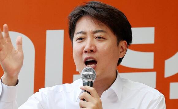 개혁신당 이준석 대선 후보가 19일 오후 광주 북구 전남대학교 후문 앞에서 열린 유세에서 지지를 호소하고 있다. 연합뉴스