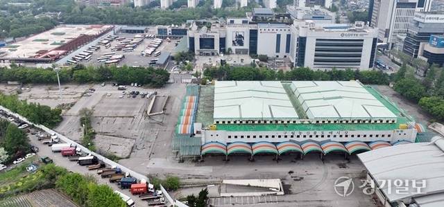 롯데쇼핑㈜이 인천터미널복합개발사업 준공을 당초 2018년에서 2026년까지 두 차례 연장한 데 이어, 2030년까지 3차 연장을 요구하면서 사업 지연 논란이 일고 있다. 사진은 20일 인천시 남동구 구월동 '롯데타운' 부지 전경. 조병석기자
