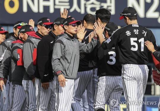 LG 선수들이 염경엽 감독과 하이파이브를 하고 있다.